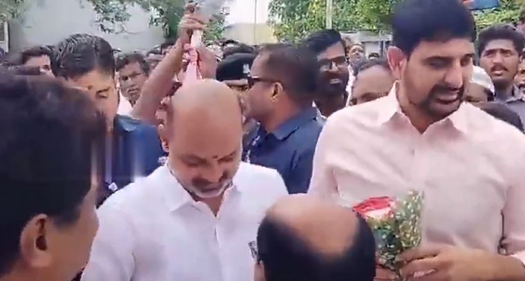 బండి సంజయ్, పాడి కౌశిక్ మధ్య ఆసక్తికర సంఘటన