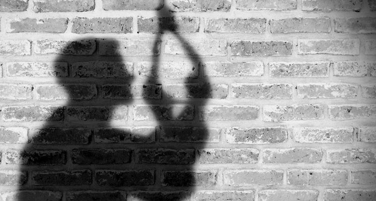 ప్రియురాలితో వీడియో కాల్ మాట్లాడుతూ ఉరి వేసుకున్న బాలుడు