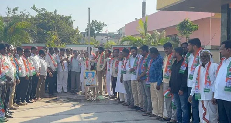 కాసుల బాలరాజు చేతుల మీదుగా కాంగ్రెస్ జెండా ఆవిష్కరణ