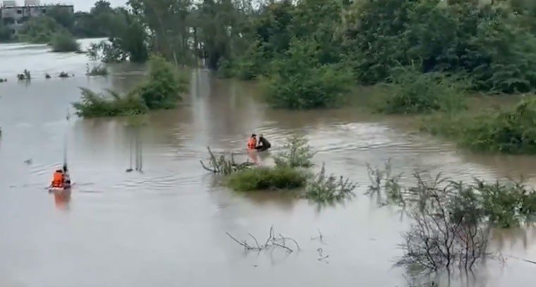 జలదిగ్బంధంలో 8 కుటుంబాలు