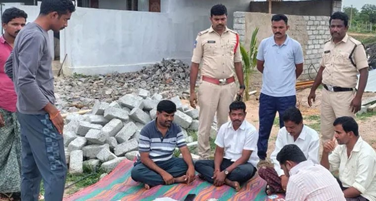 పేకాట స్థావరంపై పోలీసుల దాడి