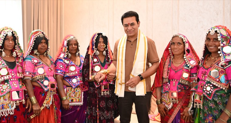 బీఆర్ఎస్ వర్కింగ్ ప్రెసిడెంట్  కేటీఆర్ కు  రాఖీ కట్టిన  లగచర్ల గిరిజన సోదరీమణులు