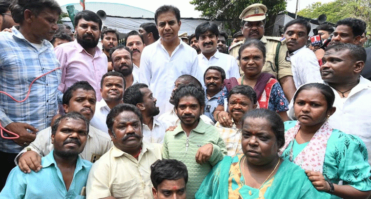 బీఆర్ఎస్ వర్కింగ్ ప్రెసిడెంట్ కేటీఆర్ ను కలిసిన దివ్యాంగులు 