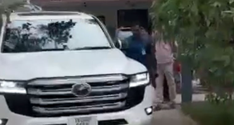 హరీష్ రావు నివాసానికి చేరుకున్న కేటీఆర్