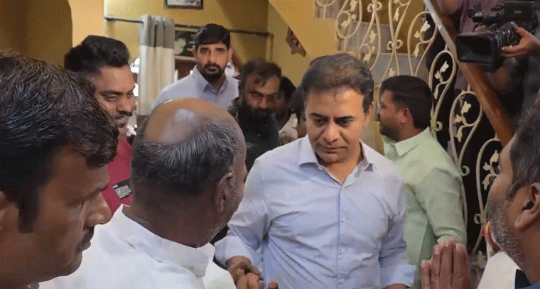 బీఆర్ఎస్ కార్యకర్త రాకేశ్ ఇంటికి వెళ్లిన కేటీఆర్