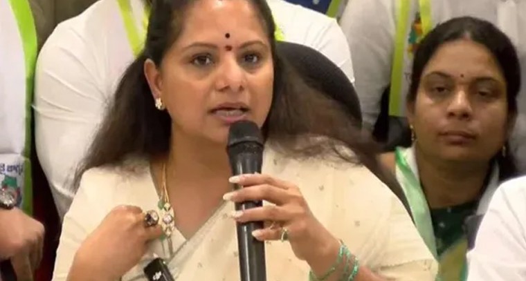 హరీశ్ రావు వల్లే వాళ్లు పార్టీ నుంచి వెళ్లిపోయారు: కవిత