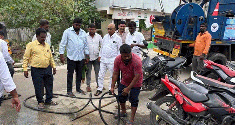 పారిశుధ్య సమస్య ను పరిష్కరిస్తున్న కార్పొరేటర్