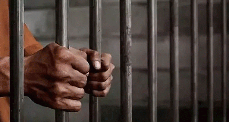 కూతురితో అసభ్య ప్రవర్తన.. తండ్రికి జీవిత ఖైదు