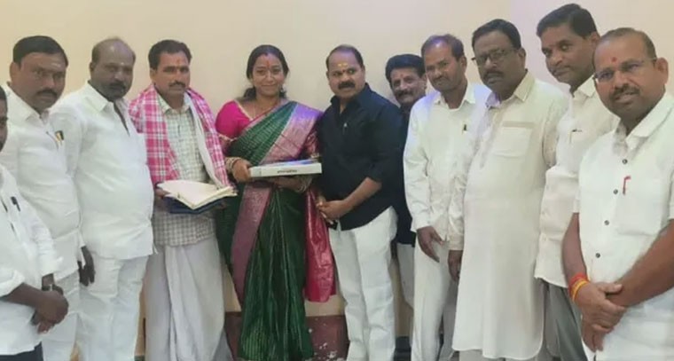 లబ్ధిదారుల ఇందిరమ్మ ఇంట ఎమ్మెల్యే సందడి