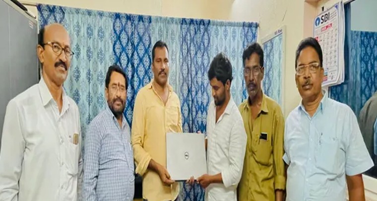 ల్యాప్ టాప్ అప్పగింత..