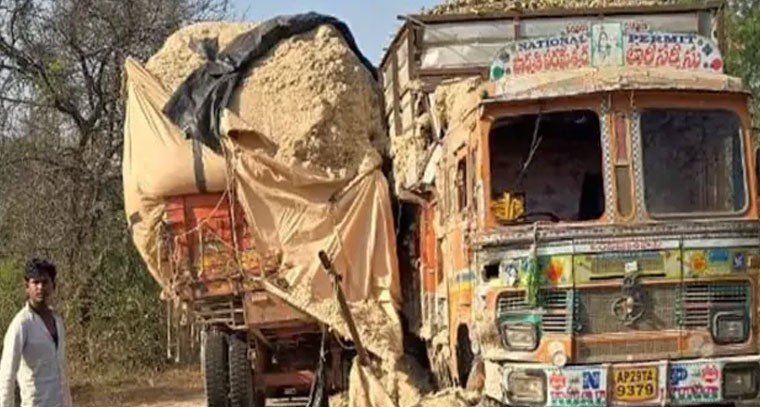 రోడ్డు ప్రమాదం.. రెండు లారీలు ఢీ