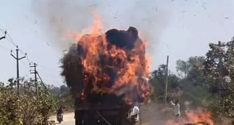 లారీ విద్యుత్ తీగలకు తగిలి దగ్ధం