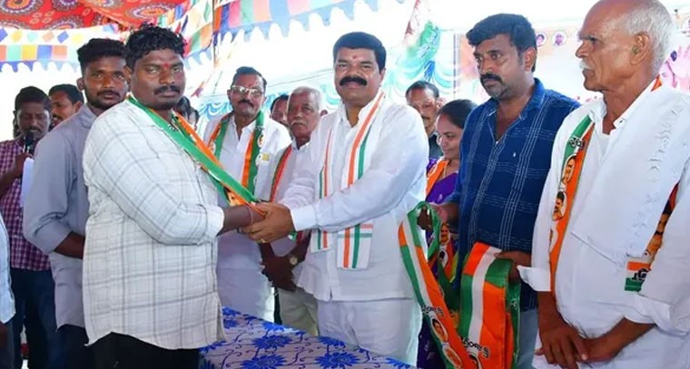 పినపాక ఎమ్మెల్యే సమక్షంలో కాంగ్రెస్ లో చేరిక