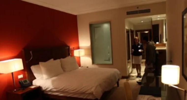 లాడ్జిలో సీక్రెట్ కెమెరాలు.. ప్రేమ జంటకు బెదిరింపులు