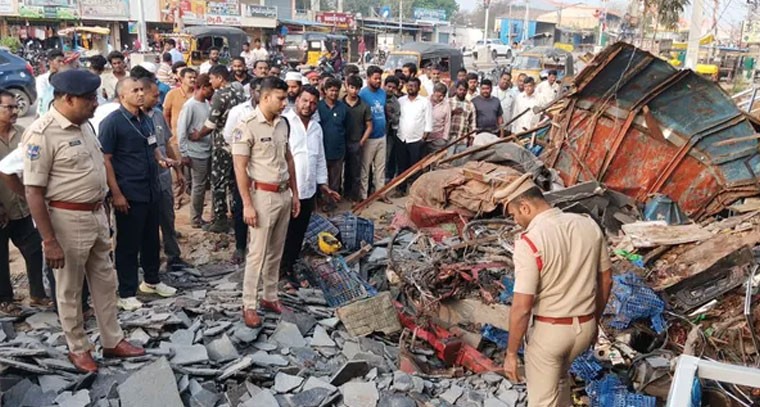 లారీ ప్రమాదం.. ప్రమాద స్థలాన్ని పరిశీలించిన ఎస్పీ