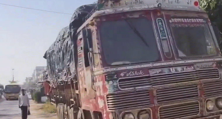 కరీంగూడా చౌరస్తా వద్ద రేషన్ బియ్యం లారీ సీజ్