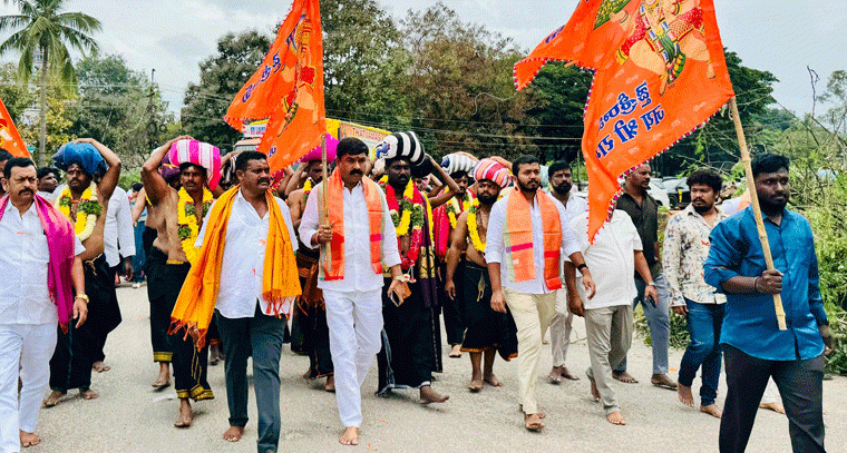  అయ్యప్ప భక్తుల నిర్వహించిన పాదయాత్ర కార్యక్రమంలో పాల్గొన్న మాదిరి ప్రిథ్వీరాజ్ 