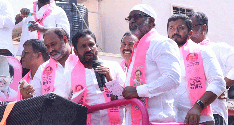 రోడ్డుషో ర్యాలీలో రుద్రారం మున్సిపల్ ఎలక్షన్ ఇన్‌చార్జ్ మాద్రి పృథ్వీరాజ్ 