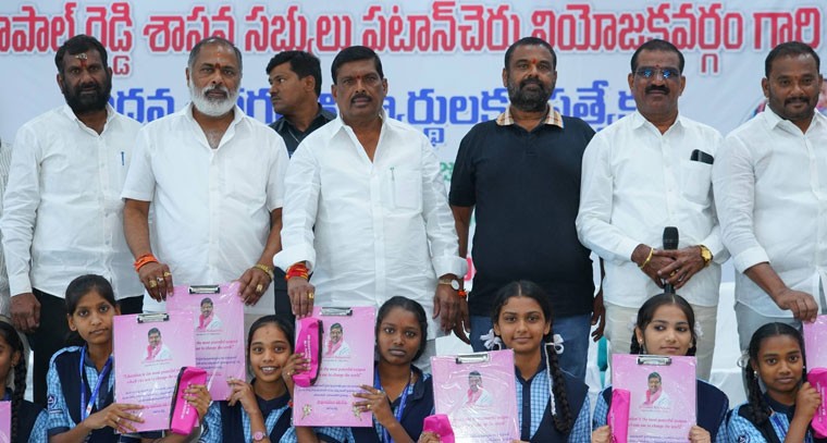 అత్యుత్తమ ఫలితాలు సాధించిన విద్యార్థులకు నగదు బహుమతుల ప్రోత్సాహకం.