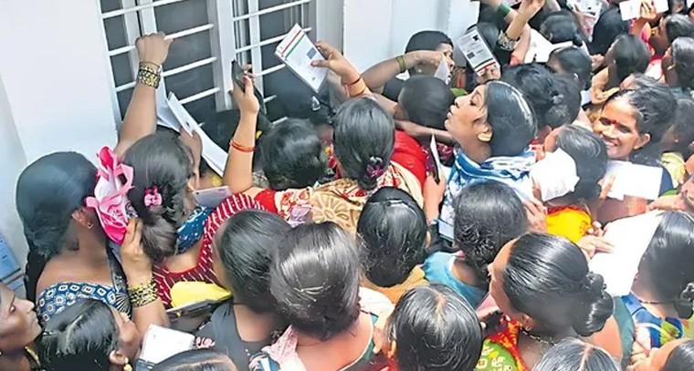 'మహాలక్ష్మి' స్కీమ్‌పై వదంతులు.. బారులు తీరిన మహిళలు