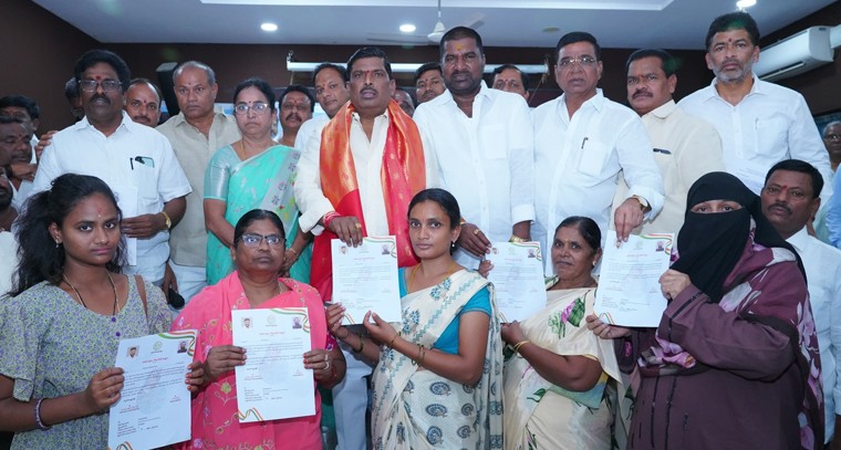 నూతన రేషన్ కార్డులు పంపిణీ చేసిన ఎమ్మెల్యే జిఎంఆర్ 