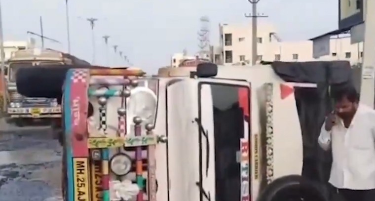 అదుపుతప్పి బోల్తాపడ్డ బొలెరో