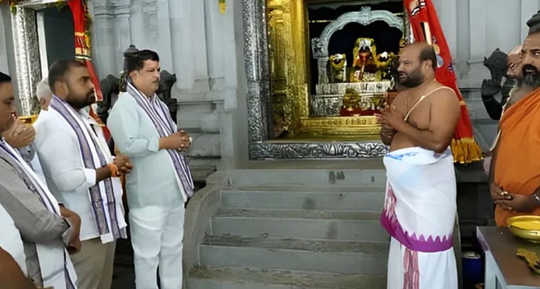 ఆపరేషన్ సింధూర్ విజయవంతంగా పూర్తి అవ్వాలని పూజలు