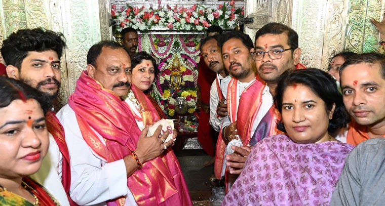  కుటుంబ సమేతంగా సికింద్రాబాద్ మహంకాళి అమ్మవారిని దర్శించుకున్న మహేష్ కుమార్ గౌడ్