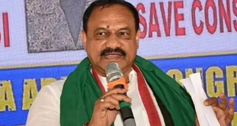 సీఎం, హరీశ్ రావు ఒకే విమానంలో వెళ్తే కాళ్లు మొక్కినట్టా?: TPCC చీఫ్