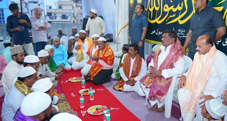 ఇఫ్తార్ విందులో పాల్గొన్న ఎమ్మెల్యే జిఎంఆర్ 