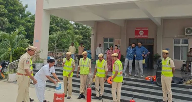 ప్రభుత్వ ఆస్పత్రిలో ఫైర్ సిబ్బంది మాక్ డ్రిల్