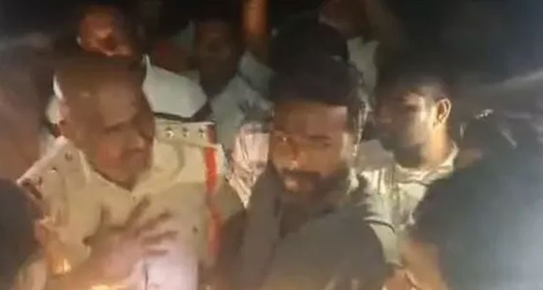 ఉద్రిక్తత.. దేవాలయంపై నమాజ్ చేస్తూ పట్టుబడ్డ వ్యక్తి