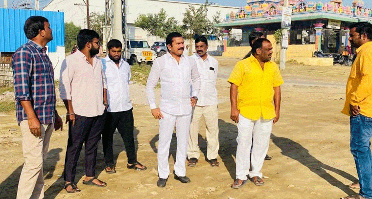  మల్లన్న స్వామి జాతర ఏర్పాట్ల కోసం ఆలయం సందర్శించిన కార్పొరేటర్ మెట్టు కుమార్ యాదవ్