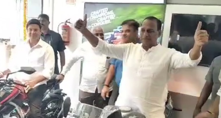 వజ్ర టీవీఎస్ షోరూం ప్రారంభించిన ఎమ్మెల్యేలు, నటి వర్ష