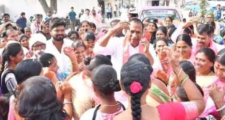 ప్రచారంలో జోరుగా మల్లారెడ్డి డాన్స్