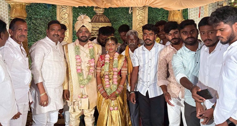 పలు గ్రామాల్లో నిర్వహించిన వివాహ వేడుకల్లో పాల్గొన బీర్ల ఐలయ్య