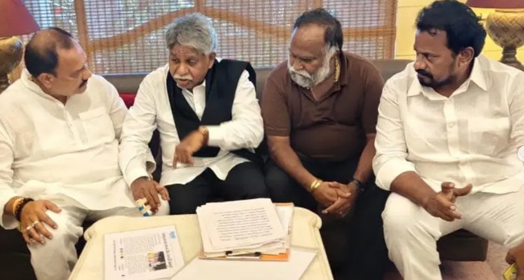 తెలంగాణ కాంగ్రెస్ పార్టీ అధ్యక్షులు మహేష్ కుమార్ గౌడ్ గారితో పద్మశ్రీ మంద కృష్ణ మాదిగ గారి భేటీ...