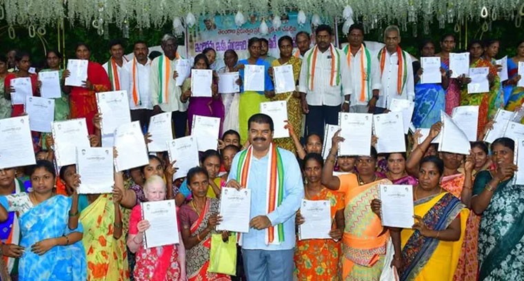 లబ్ధిదారులకు ఇందిరమ్మ ఇళ్ల పట్టాల పంపిణీ