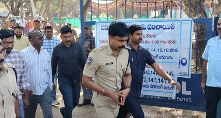 మణుగూరులో ఎన్నికల ప్రక్రియను తనిఖీ చేసిన జిల్లా ఎస్పీ