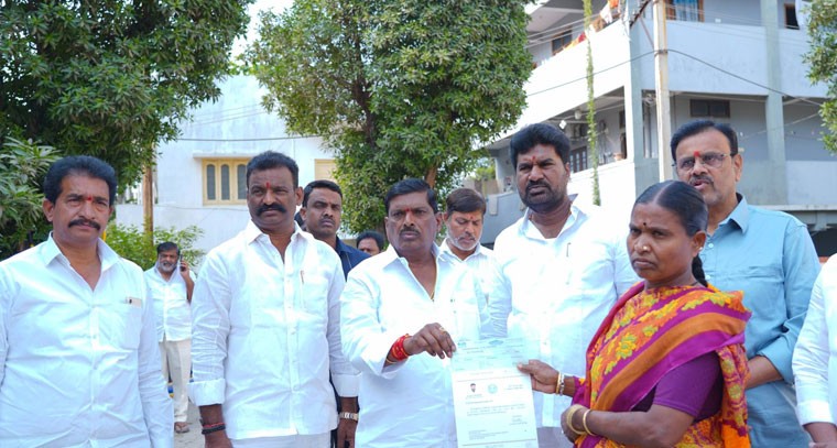 54 మంది లబ్ధిదారులకు 24 లక్షల 43 వేల రూపాయల విలువైన సీఎంఆర్ఎఫ్ చెక్కుల పంపిణీ 