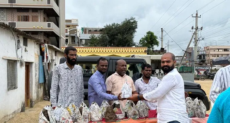 మట్టి వినాయక విగ్రహాల పంపిణీ కార్యక్రమం