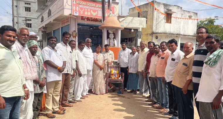 మహ్మదాబాద్‌లో ఘనంగా నివాళులర్పించిన నాయకులు