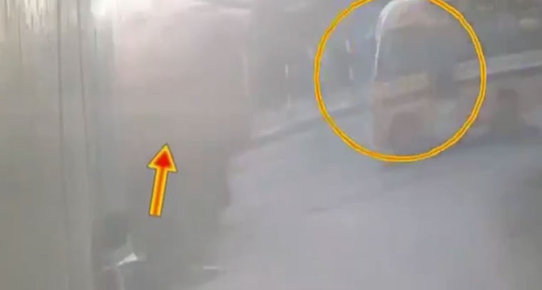 లారీని ఢీకొట్టిన స్కూల్ బస్సు.. తప్పిన ప్రమాదం