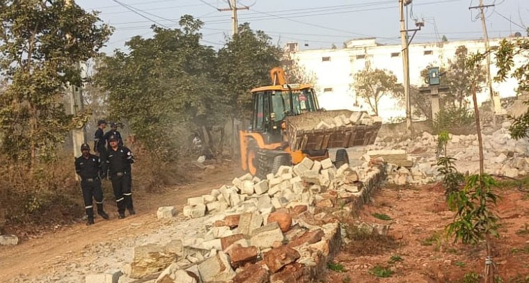 కాచవాణి సింగారంలో ర‌హ‌దారి ఆక్ర‌మ‌ణపై చ‌ర్య‌లు