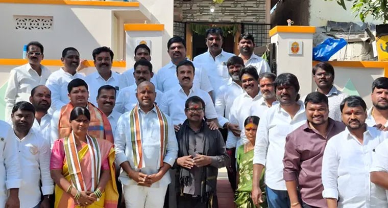 ఇందిరమ్మ ఇళ్ల లబ్ధిదారుల గృహప్రవేశం, కాంగ్రెస్ నేతల హాజరు