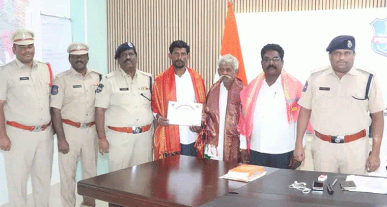 ప్రాణాలను పణంగా పెట్టి 10 మందిని రక్షించిన యువకుడికి సత్కారం