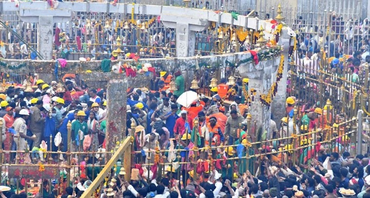 మేడారం మహాజాతర.. మూడో రోజు కొనసాగుతోన్న భక్తుల రద్దీ