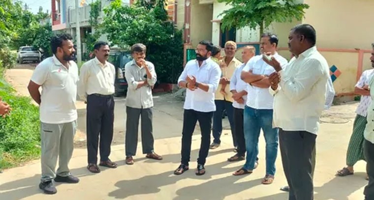 పీర్జాదిగూడలో వేలాడుతున్న విద్యుత్ వైర్లు: కాంగ్రెస్ నేతల ఆందోళన