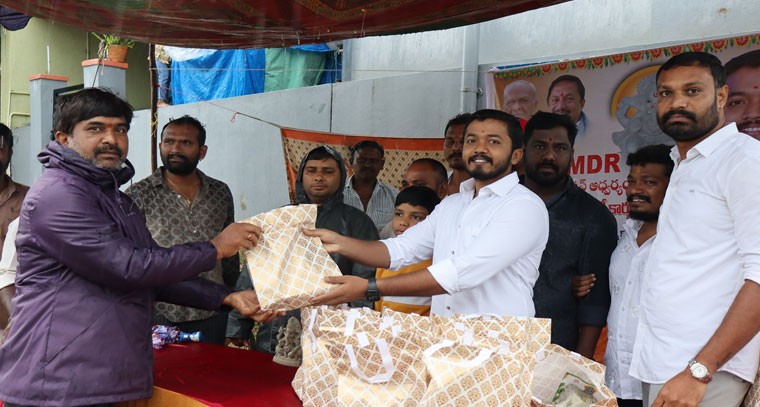  1500 మట్టి వినాయక విగ్రహాలను అందజేసిన MDR ఫౌండేషన్ కో-ఫౌండర్ మాదిరి ప్రిథ్వీరాజ్ 