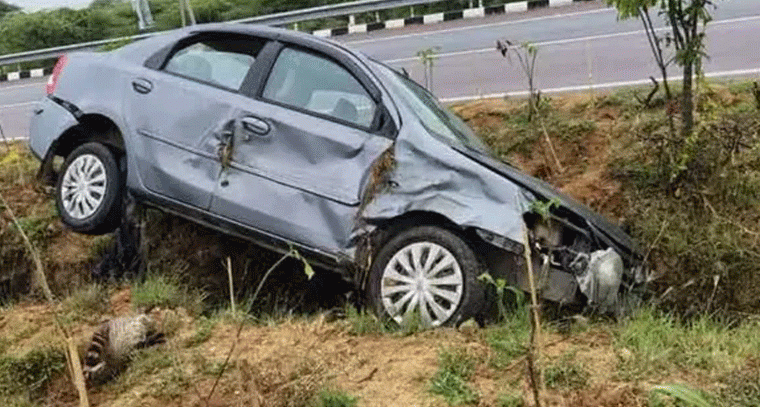 మెదక్ జిల్లాలో కారు బోల్తా